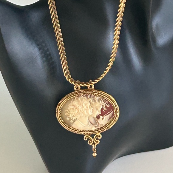 1928 Cameo Gold Tone Necklace - Picture 3 of 9